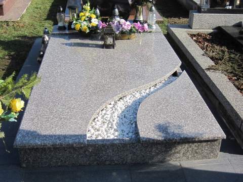 Jednohrob z materiálu Brown Pink, Beladice - Ref. č.: