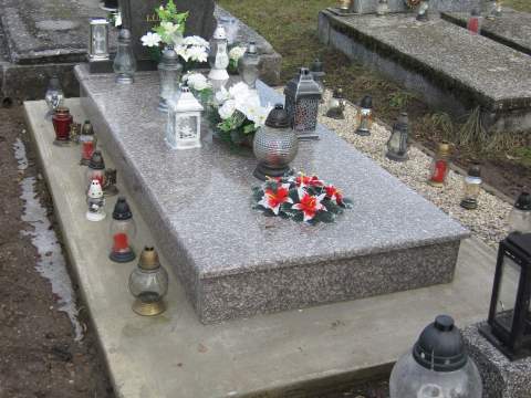 Jednohrob z materiálu Brown Pink, Branč - Ref. č.: