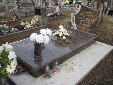 Jednohrob z materiálu Fínska Aurora, Dvory nad Žitavou - Ref. č.: