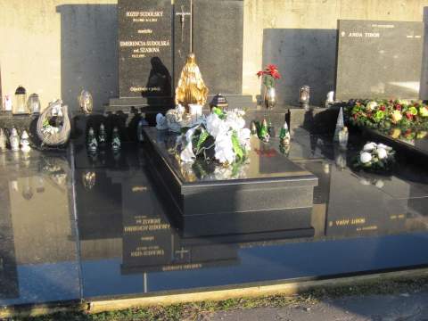 Hrobka z materiálu Black Galaxy, Nové Zámky - Ref. č.: