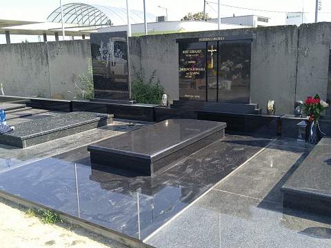 Hrobka z materiálu Black Galaxy, Nové Zámky - Ref. č.: 187