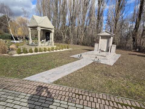 Hrobka z materiálu Juparana India, Galanta - Ref. č.: