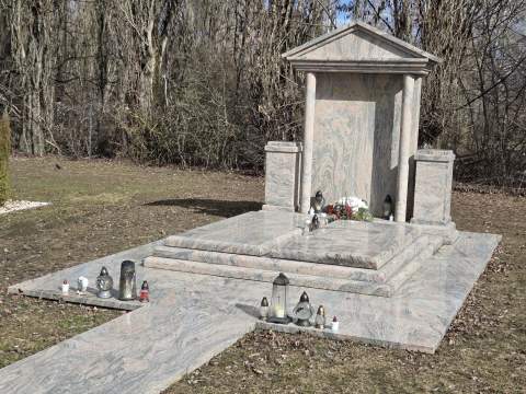 Hrobka z materiálu Juparana India, Galanta - Ref. č.: