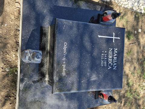 Urnový hrob z materiálu Black Galaxy, Svätoplukovo - Ref. č.: