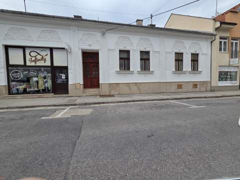 Vetraná fasáda z materiálu Suttoi vápenec, Nové Zámky - Ref. č.: