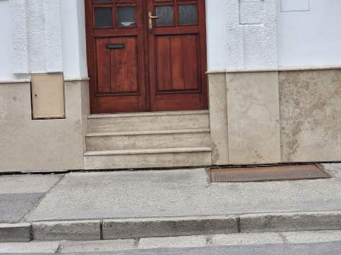 Vetraná fasáda z materiálu Suttoi vápenec, Nové Zámky - Ref. č.: