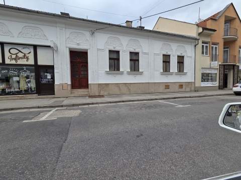 Vetraná fasáda z materiálu Suttoi vápenec, Nové Zámky - Ref. č.: