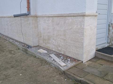 Vetraná fasáda z materiálu Suttoi vápenec, Mužla - Ref. č.: