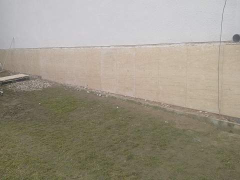 Vetraná fasáda z materiálu Suttoi vápenec, Kostol Mužla - Ref. č.: