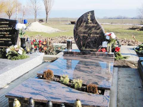 Jednohrob z materiálu Aurora India, Palárikovo - ref. č. 88