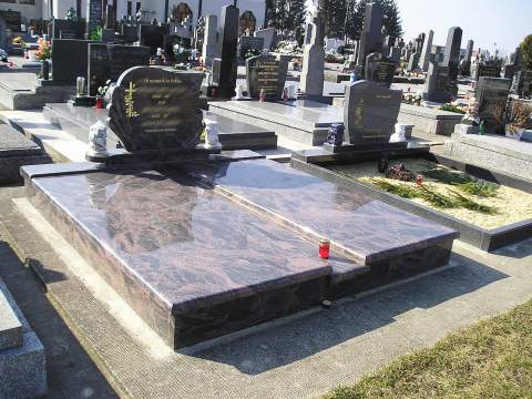 Dvojhrob z materiálu Aurora India, Tvrdošovce - ref. č. 99