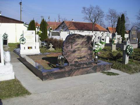 Dvojhrob z materiálu Aurora India, Veľký Cetín - ref. č. 7