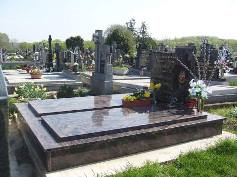 Dvojhrob z materiálu Aurora India, Veľký Cetín - ref. č. 110