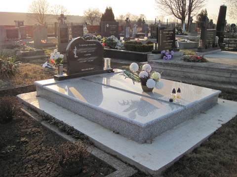 Dvojhrob, Svätoplukovo - ref. č. 9